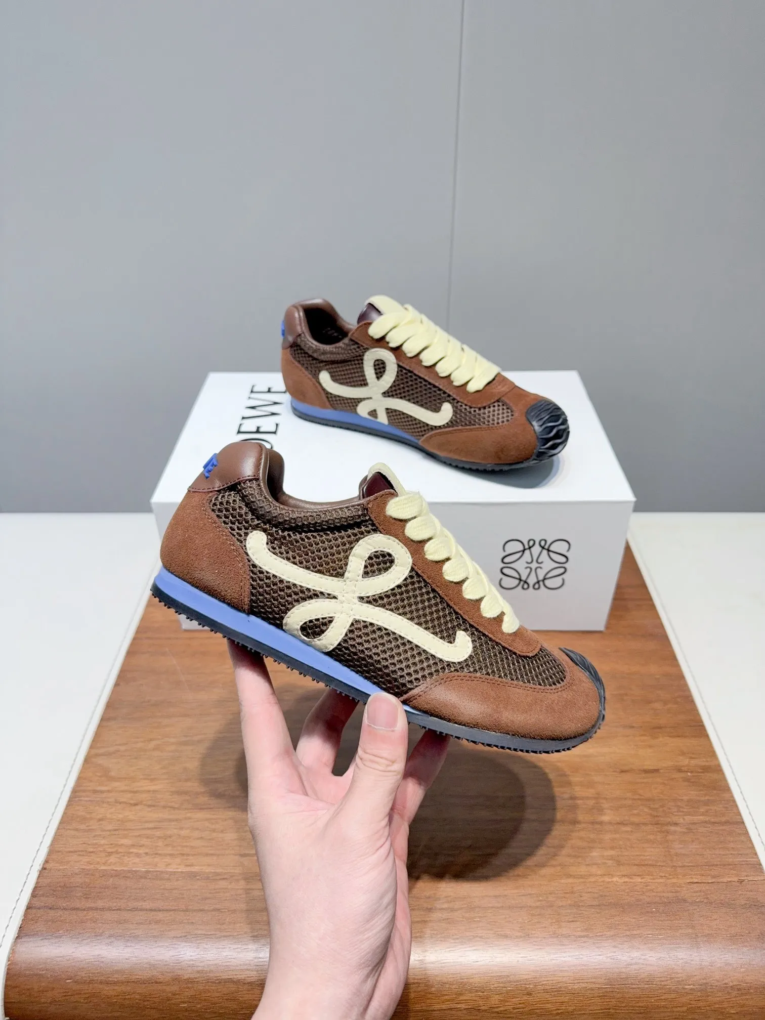👟👟Ex-factory price 560👟👟 Loewe LOEW- 2025 mesh moral training shoes Super awesome Asymmetric toe shape, as LOEWE's signature design Super soft, lightweight and flexible sole, new wave texture rubber outsole, extending to the toe, upgraded soft leather lining and footbed to provide maximum comfort, 3D injection molded rubber LOEWE logo on the heel Fully open mold matching material Size: 35-40 (custom-made for 40 women, non-refundable)